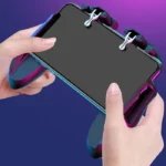 نمایش نحوه استفاده از دسته بازی چهار انگشتی کالاف دیوتی و پابجی مدل H6 با گوشی