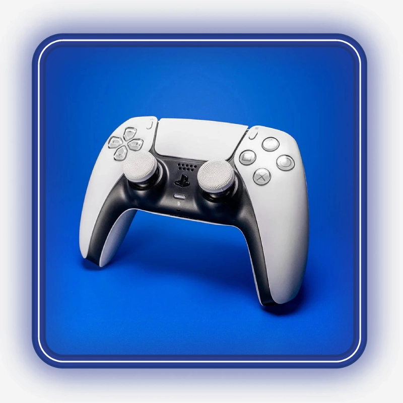 روکش آنالوگ KontrolFreek SteelSeries Clutch Edition نصب شده روی دسته PS5