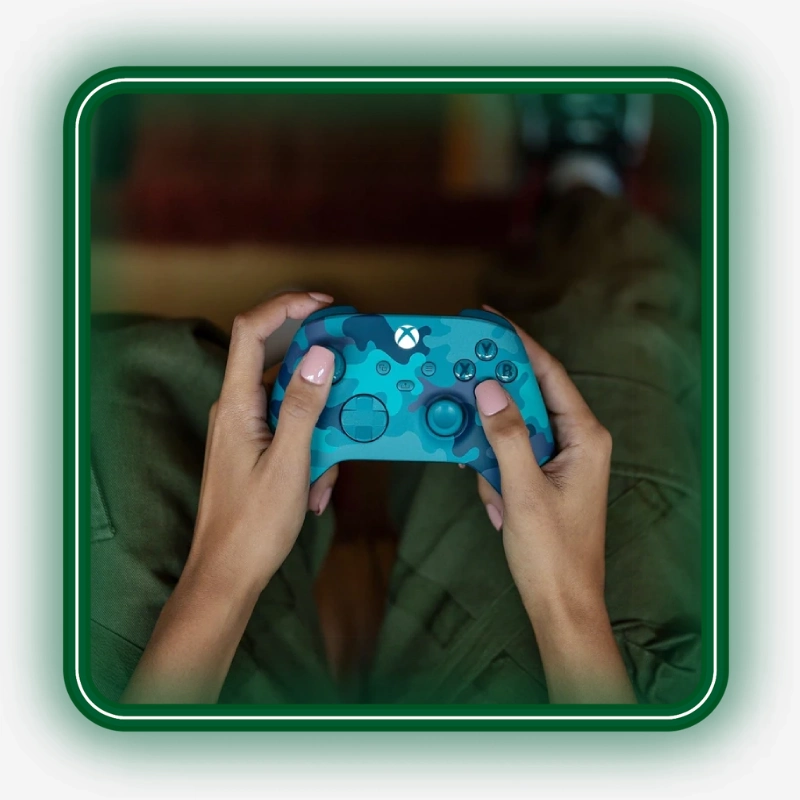 کنترلر Xbox Wireless مدل Mineral Camo در حال استفاده