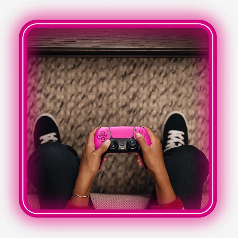 دسته بازی پلی استیشن 5 Nova Pink در حال استفاده