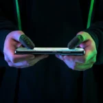 نمایش استفاده از آستین Razer هنگام کنترل گوشی