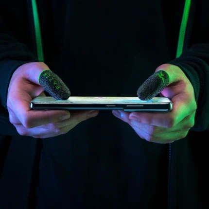 نمایش استفاده از آستین Razer هنگام کنترل گوشی