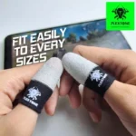 نمایش انعطاف و قرارگیری آستین کنترل کننده انگشت پلکستون Plextone روی انگشت
