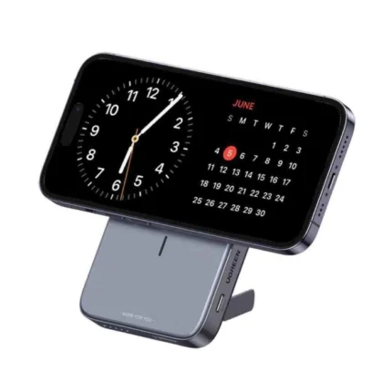 نمایش استفاده از پایه تاشوی پاوربانک UGREEN PB206