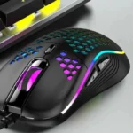 نمای نزدیک از طراحی لانه‌زنبوری، نورپردازی RGB و کلیدهای ماوس گیمینگ باسیم مدل D110