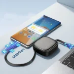 نمایش کابل شارژ و مبدل چند منظوره ارلدام مدل ET-MR01 در کنار گوشی و لپ‌تاپ