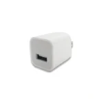 نمای روبه‌روی بدنه سفید و درگاه USB-A شارژر دیواری مدل IPHONE
