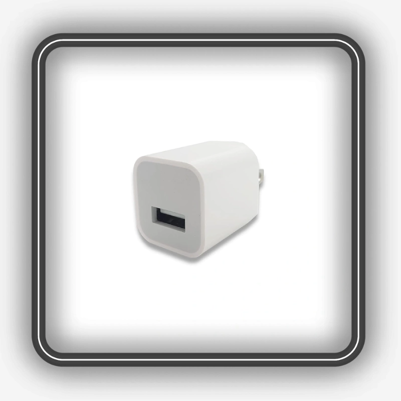 نمایش بدنه سفید و خروجی USB-A شارژر دیواری مدل IPHONE